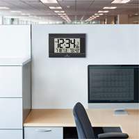 Horloge murale numérique à réglage automatique avec rétroéclairage automatique, Numérique, À piles, Noir OR501 | Johnston Equipment