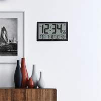 Horloge murale géante étroite à réglage automatique, Numérique, À piles, Blanc OR503 | Johnston Equipment